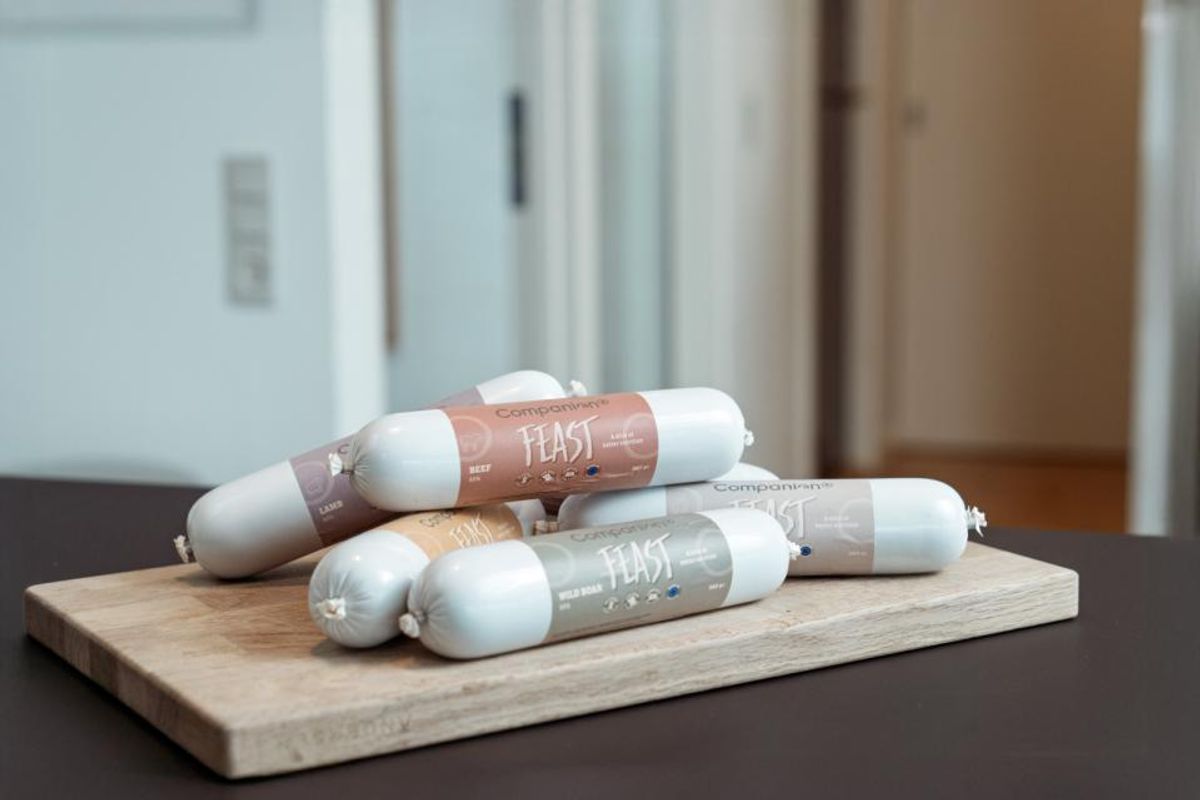 Companion+ FEAST Biff 350g | Saftig Hundefôrpølse